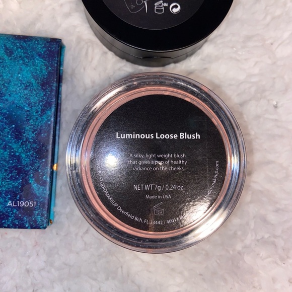 Alamar and blush makeup bundle - Picture 4 of 7